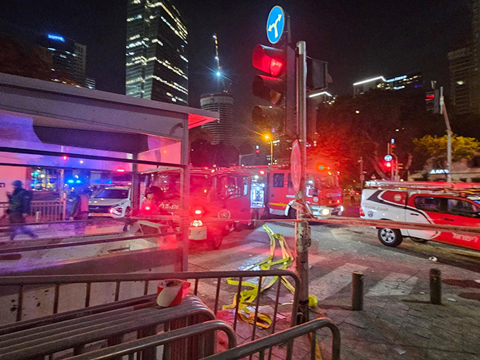 سقوط صواريخ في عدة مناطق: طواقم الإطفاء تبحث عن عالقين وتخمد حرائق في أنحاء البلاد